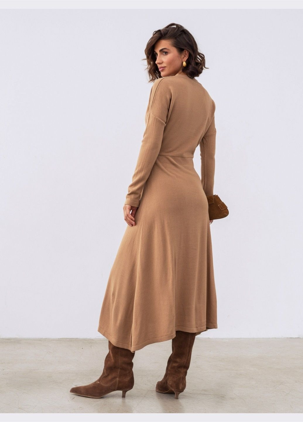 Бежевое кэжуал платье-миди приталенного кроя бежевое Dressa однотонное