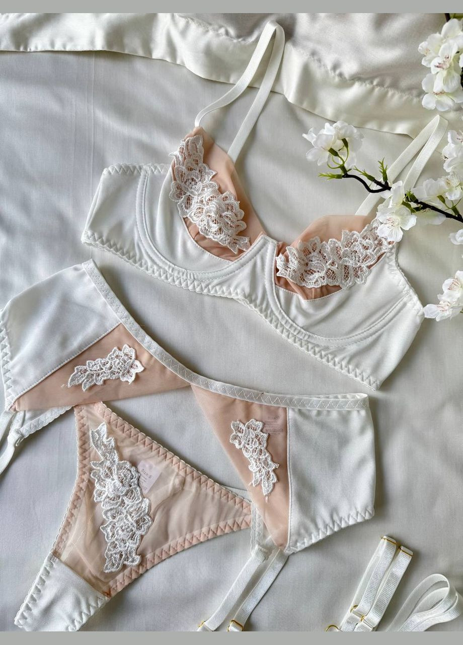 Білий ніжний комплект жіночого білизни з поясом та гартерами Simply sexy