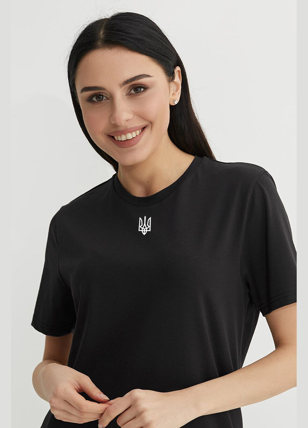 Черная летняя женская футболка герб Garne