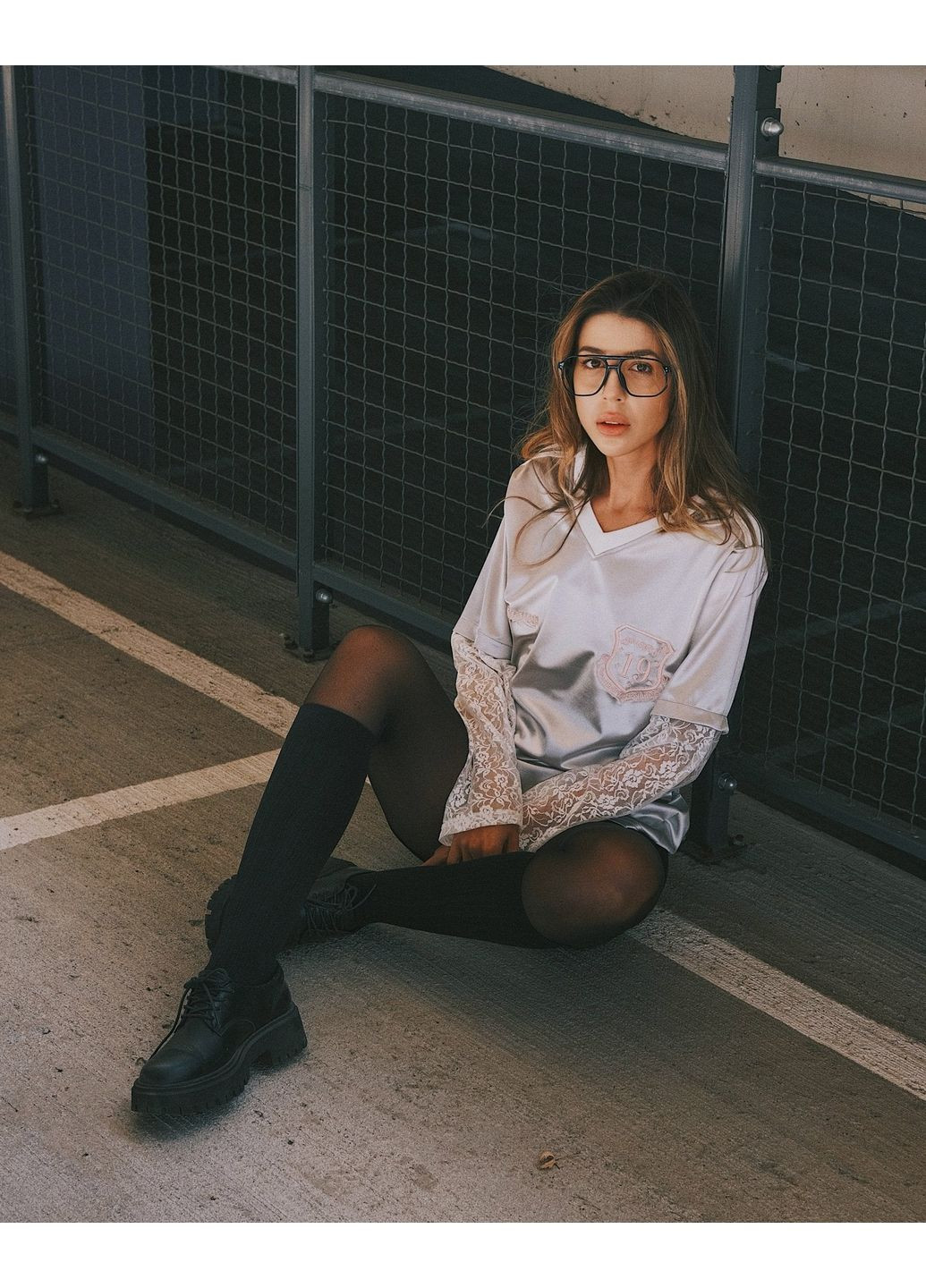 Спортивна атласна футболка з мереживними рукавами / TATON - (362497097)