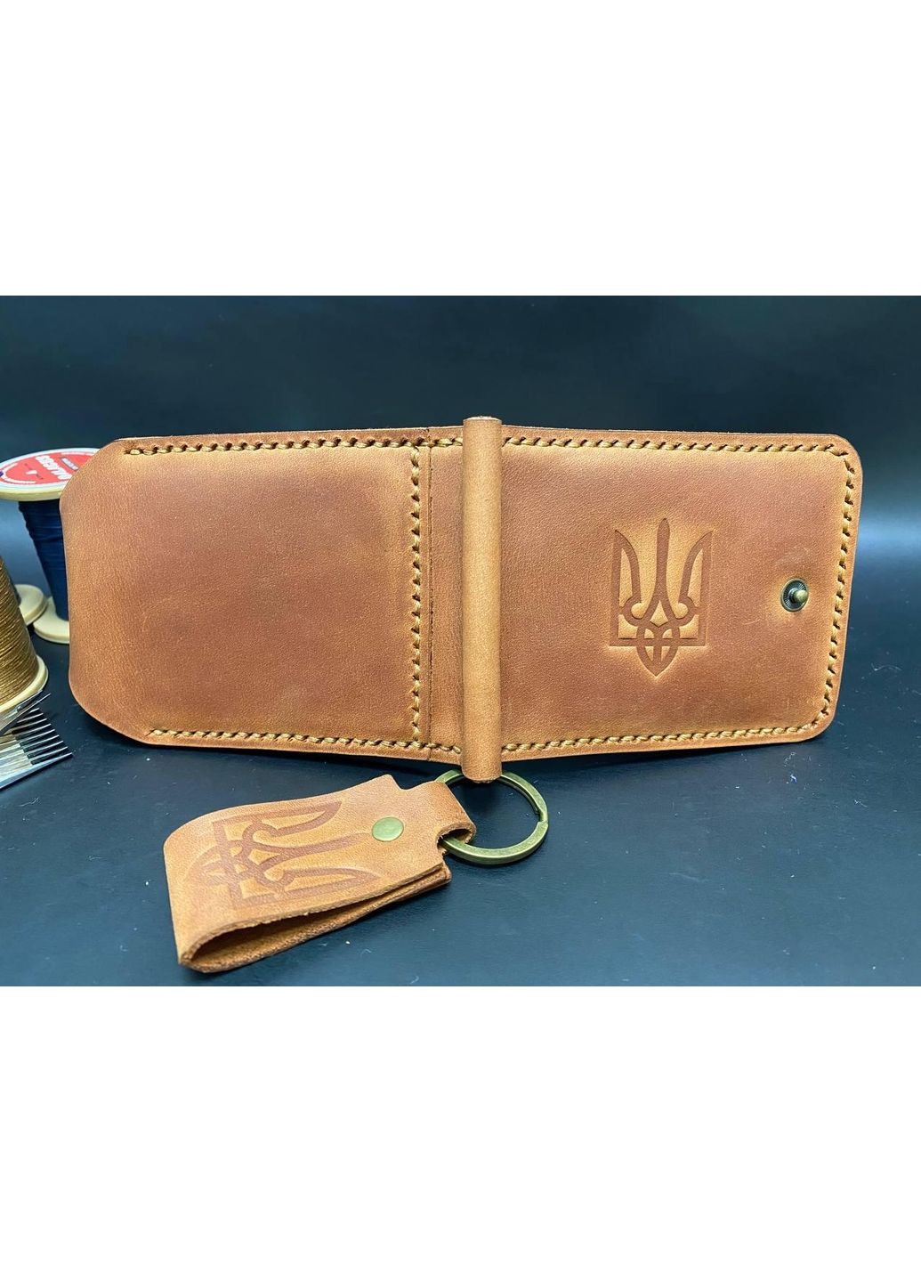 Затиск Для Грошей із Натуральної Шкіри Ручної Роботи з Монетницею з Гербом Набір + Брелок Коньячний Колір Шкіряний Гаманець No Brand (358203466)