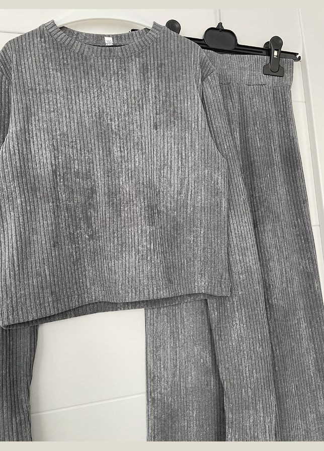 Серый демисезонный костюм в рубчик топ и палаццо для девочки. No Brand