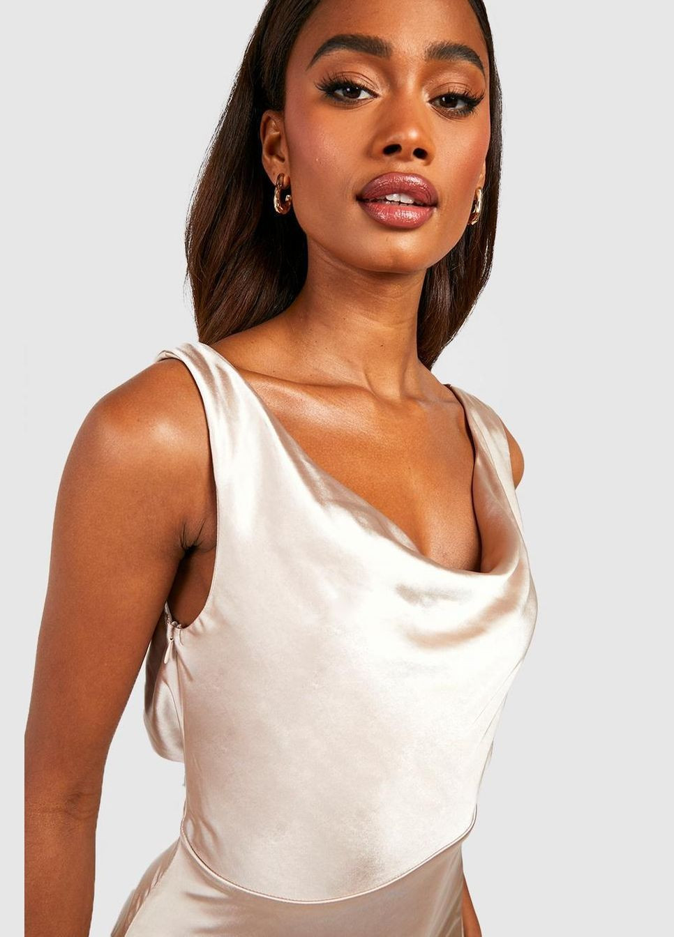 Бежевое вечернее платье Boohoo однотонное