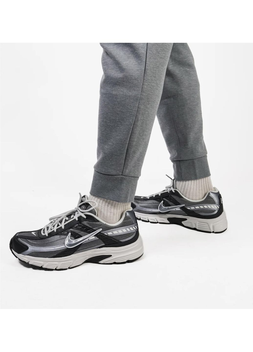 Серые демисезонные брюки Nike
