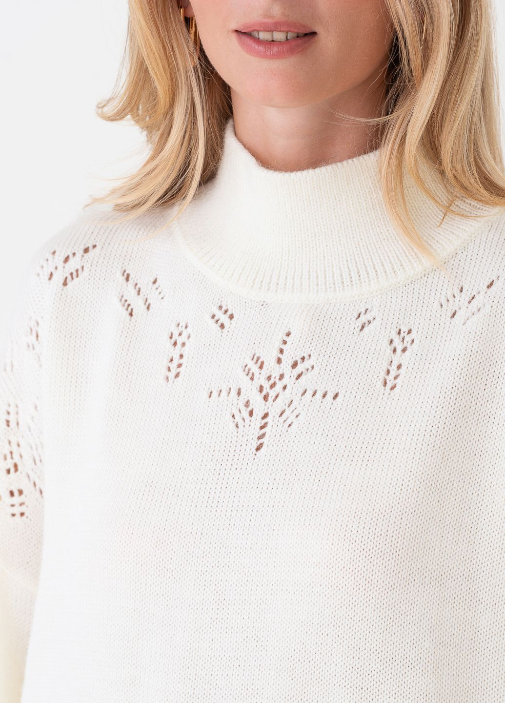 Молочный женский свободный свитер с ажурным вязанным узором. SVTR