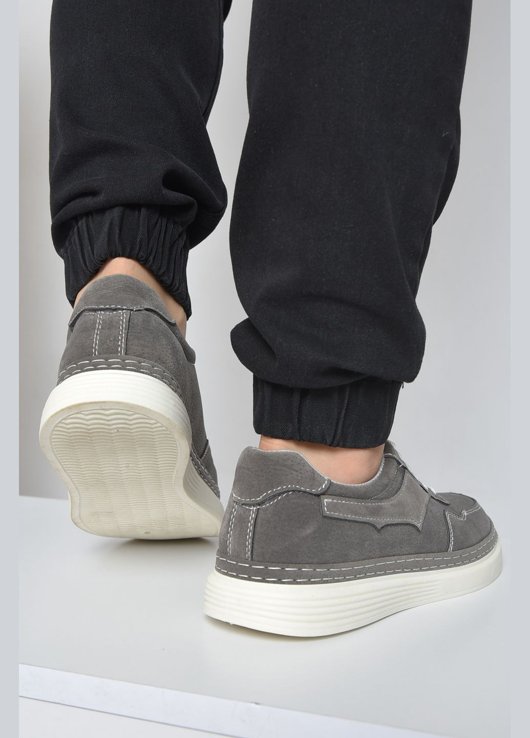 Серые демисезонные кроссовки мужские серого цвета на шнуровке Let's Shop