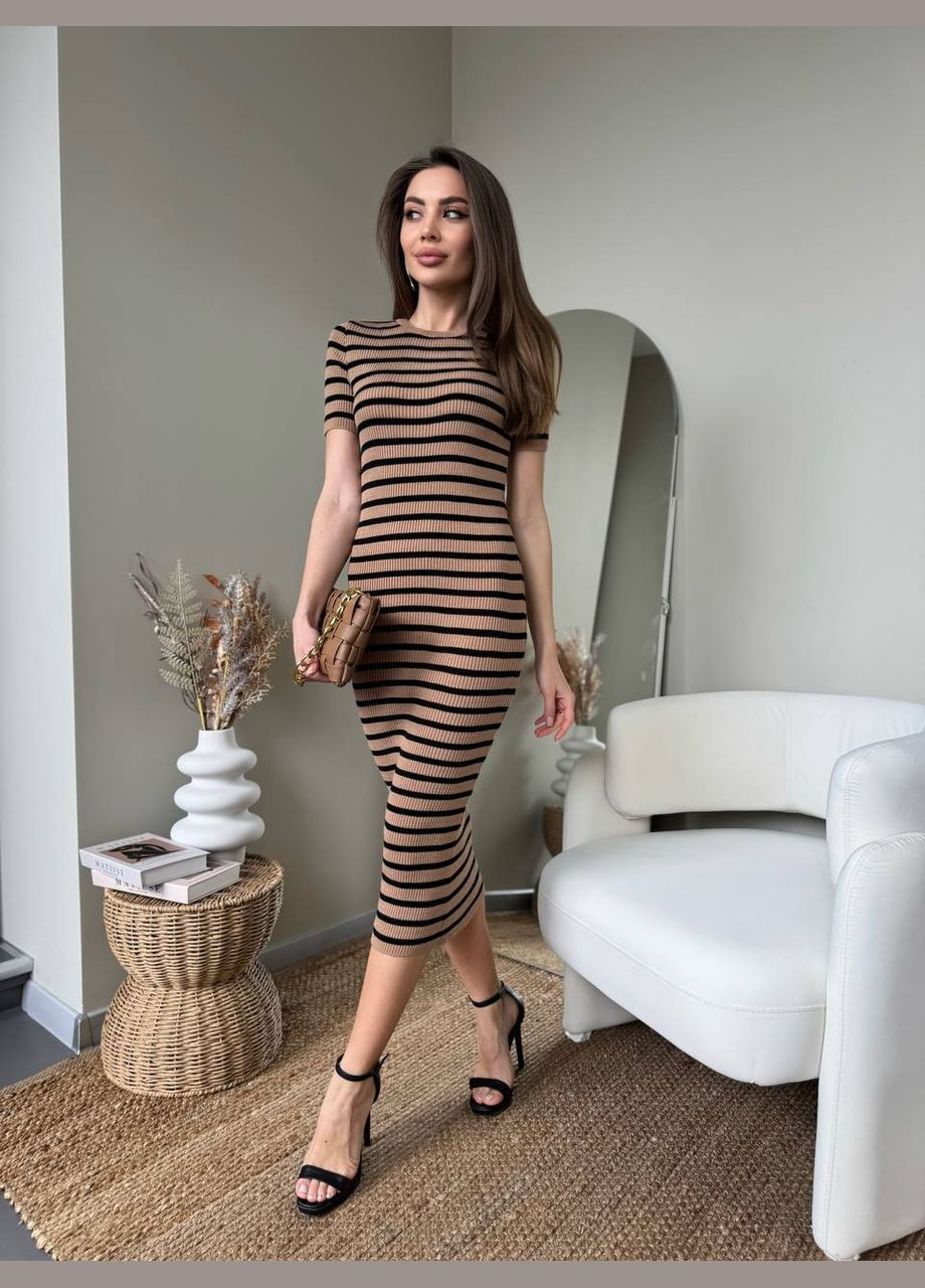 Светло-коричневое повседневный женское платье в полоску длины меди. MonCher в полоску