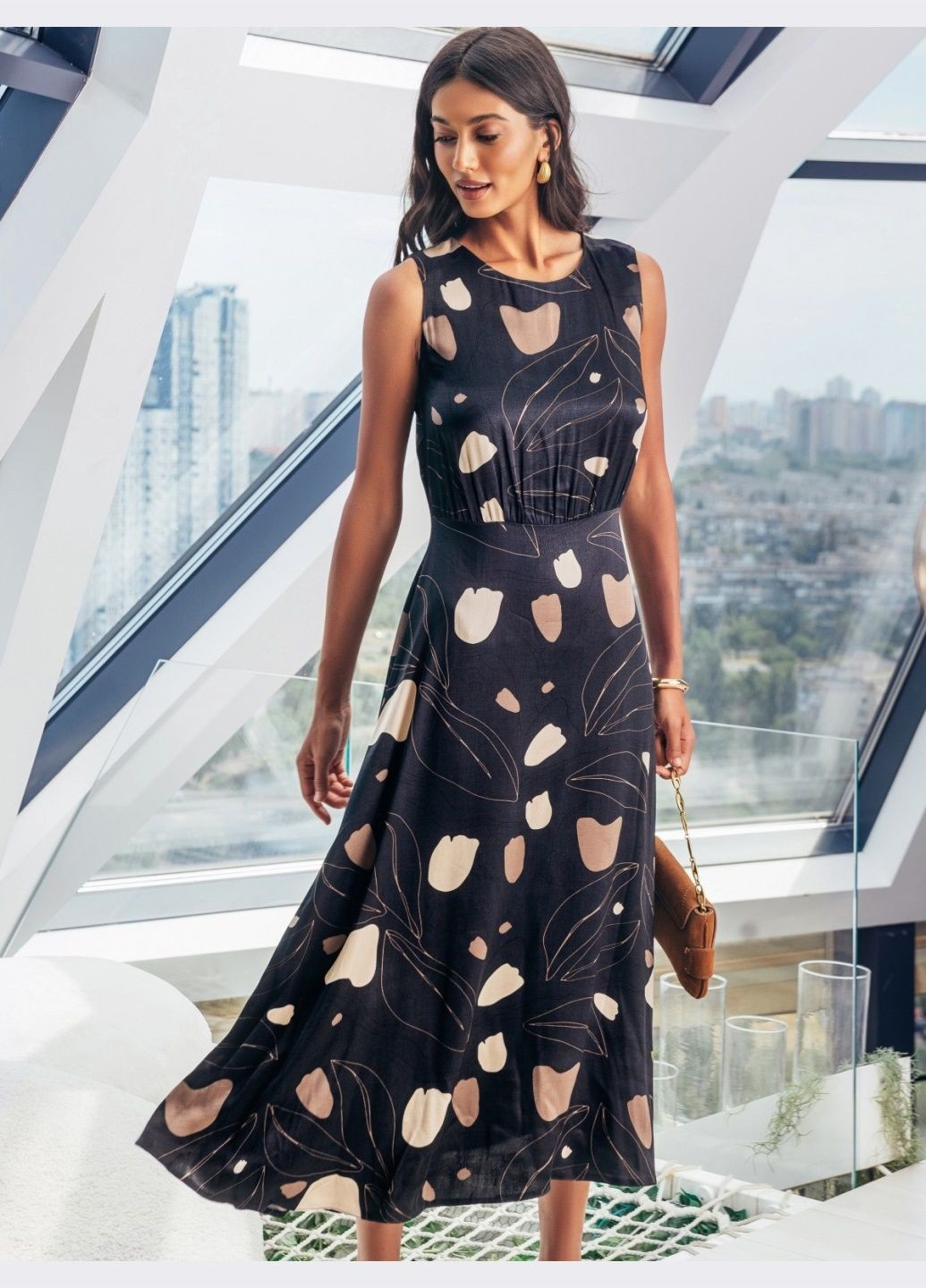 Черное платье-миди с расклёшенной юбкой и принтом чёрное Dressa