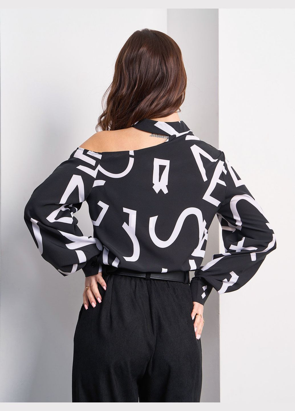 Чорна блузи ISSA PLUS SA-592