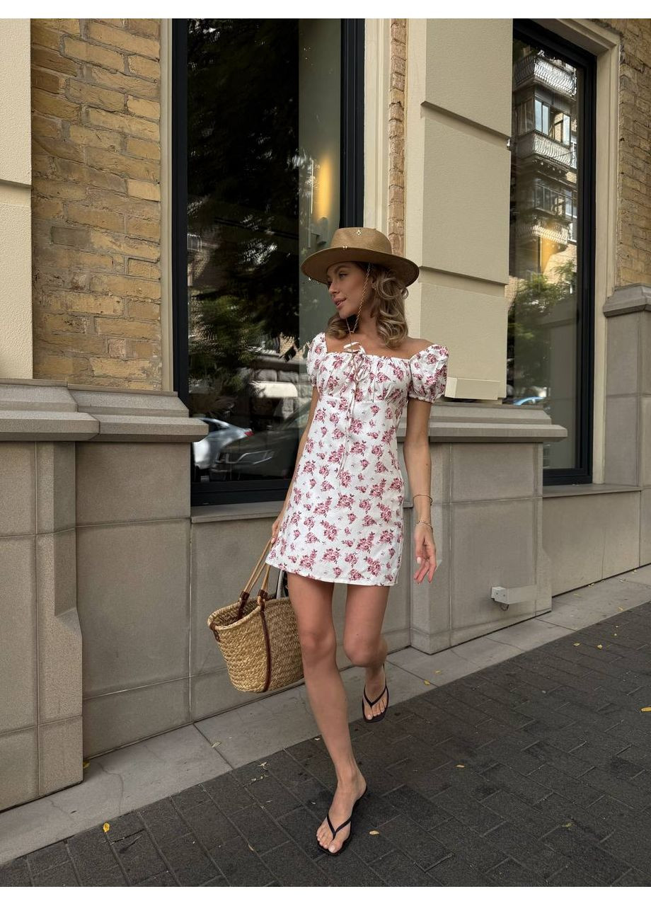 Розовое кэжуал короткое женское платье в нежном романтическом стиле. с открытой спиной, с открытыми плечами Україна с цветочным принтом