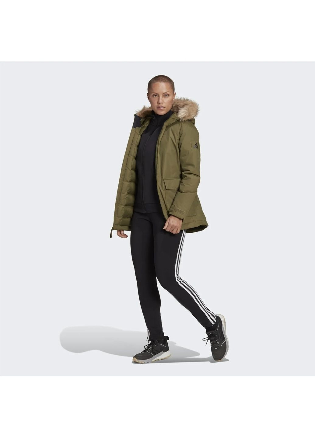 Оливковая женская парка utilitas hooded parka olive gt1692 adidas