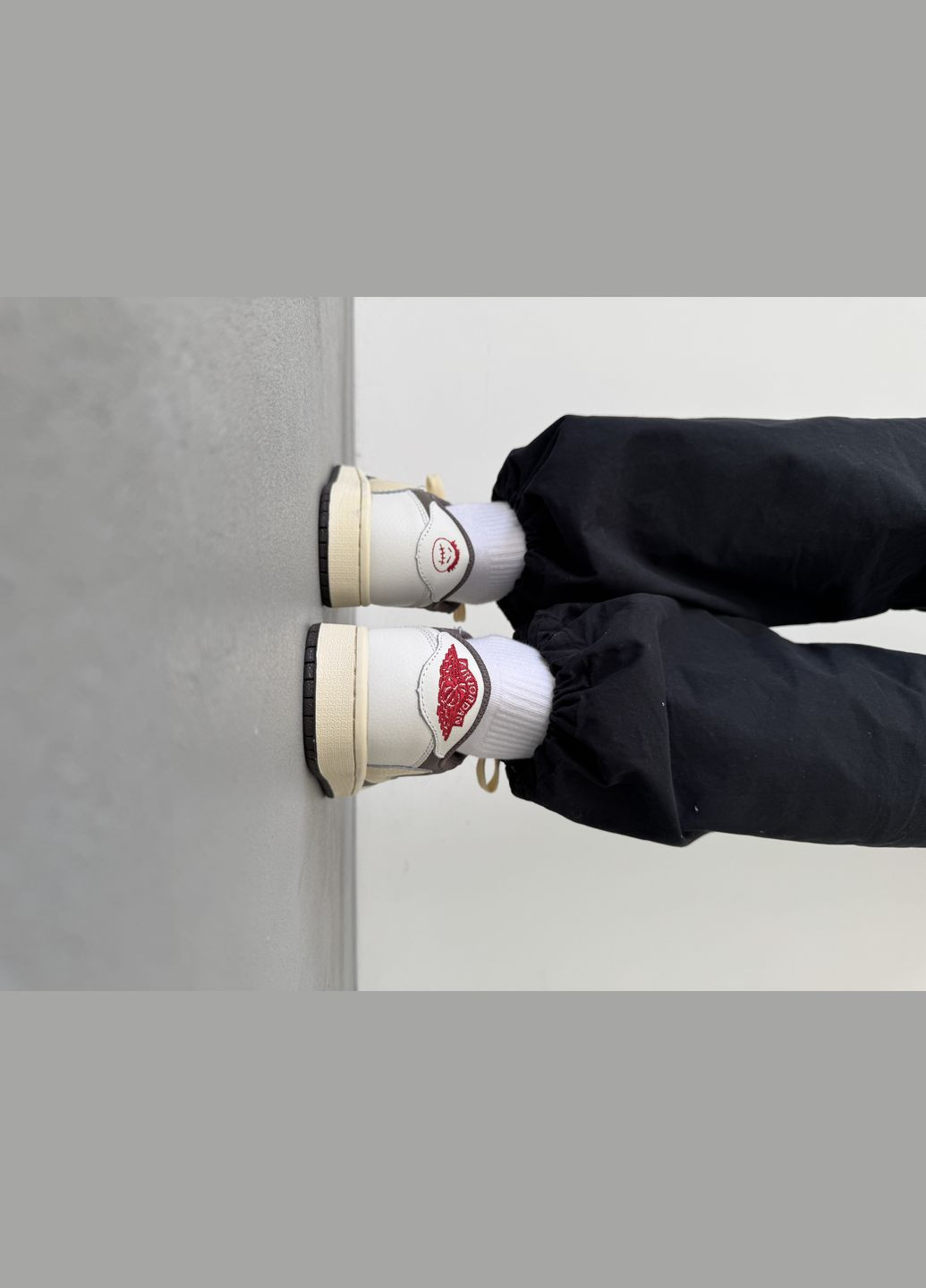 Кросівки жіночі і чоловічі Nike Air Jordan 1 x Travis Scott beige grey | Найк Аір Джордан 1 бежеві сірі No Brand бежеві демісезони (316231426)