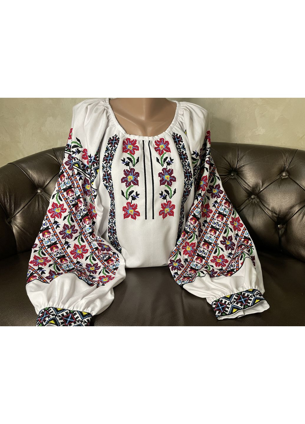 Белая стильная вышиванка на белом домотканом полотне ручной работы. l (371907781)