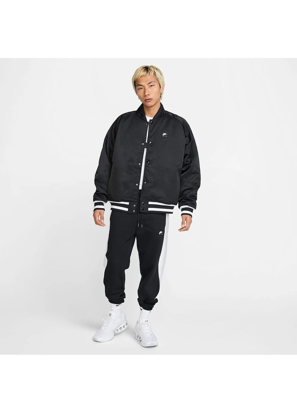 Чорна куртка чоловіча varsity jkt black Nike