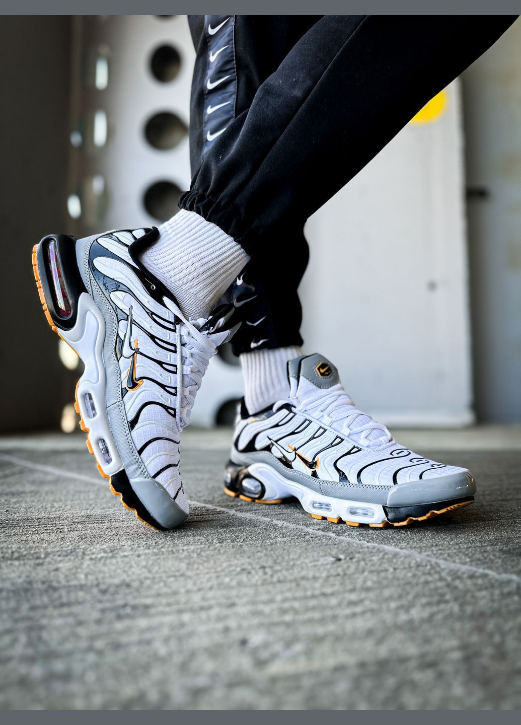 Серые всесезонные кроссовки мужские nike air max tn plus grey white black | найк аир макс тн плюс серые белые черные No Brand