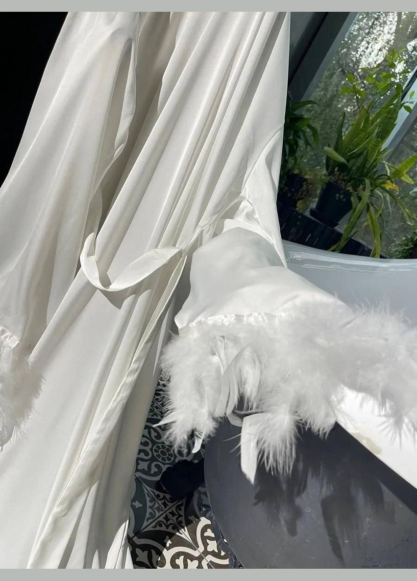 Женский атласный халат Сказочная длинный с перьями и объемными рукавами. No Brand Халат (333712711)