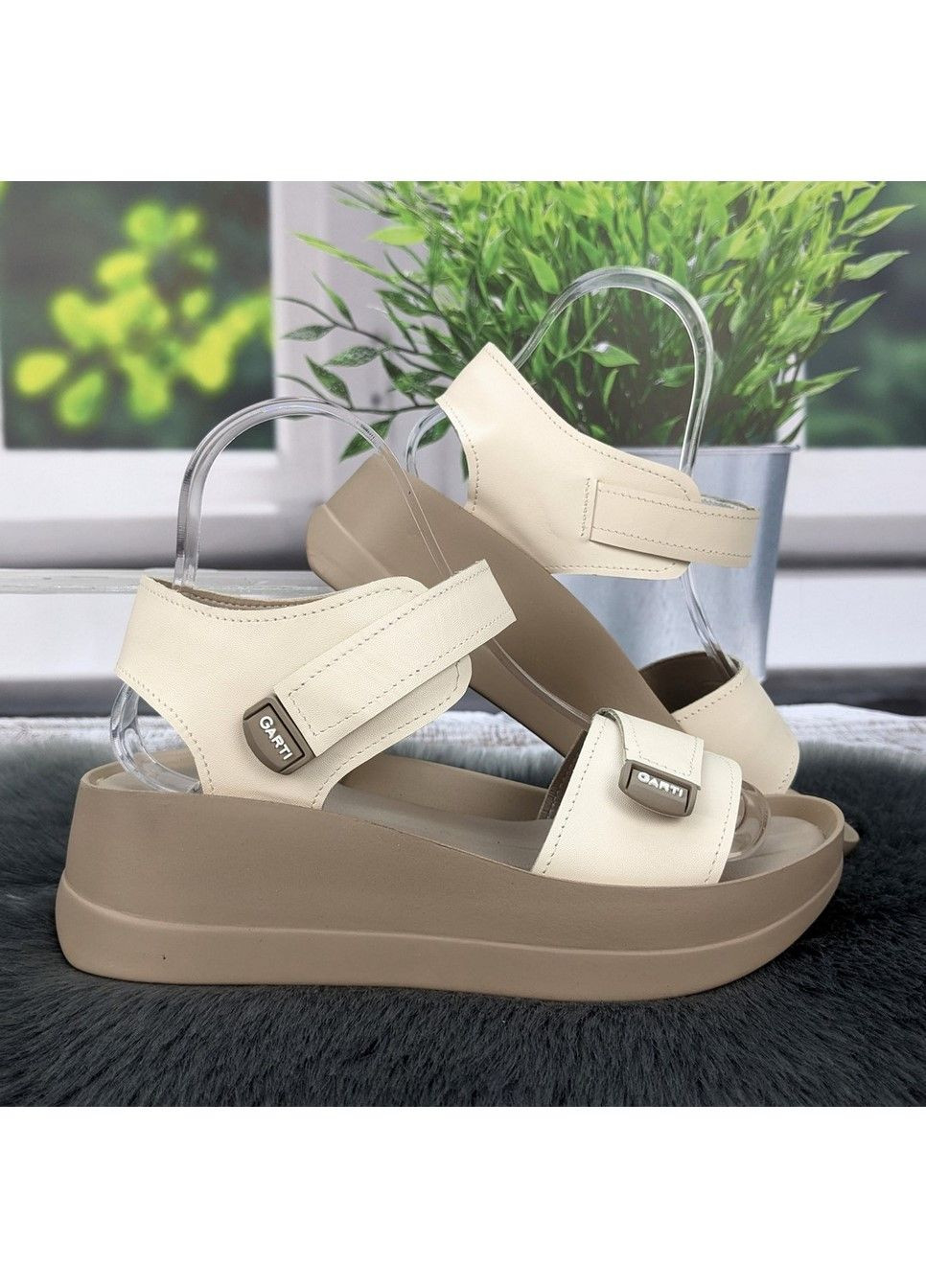 Светло-бежевые босоножки женские Fashion на липучке