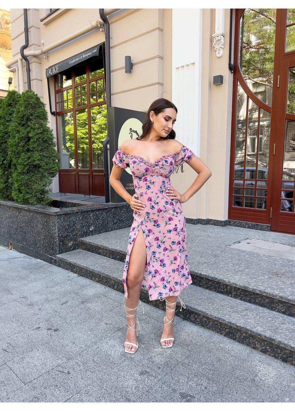 Пудрова кежуал жіноча довга сукня у романтичному стилі з квітковим принтом. з відкритими плечима, з відкритою спиною Україна з квітковим принтом