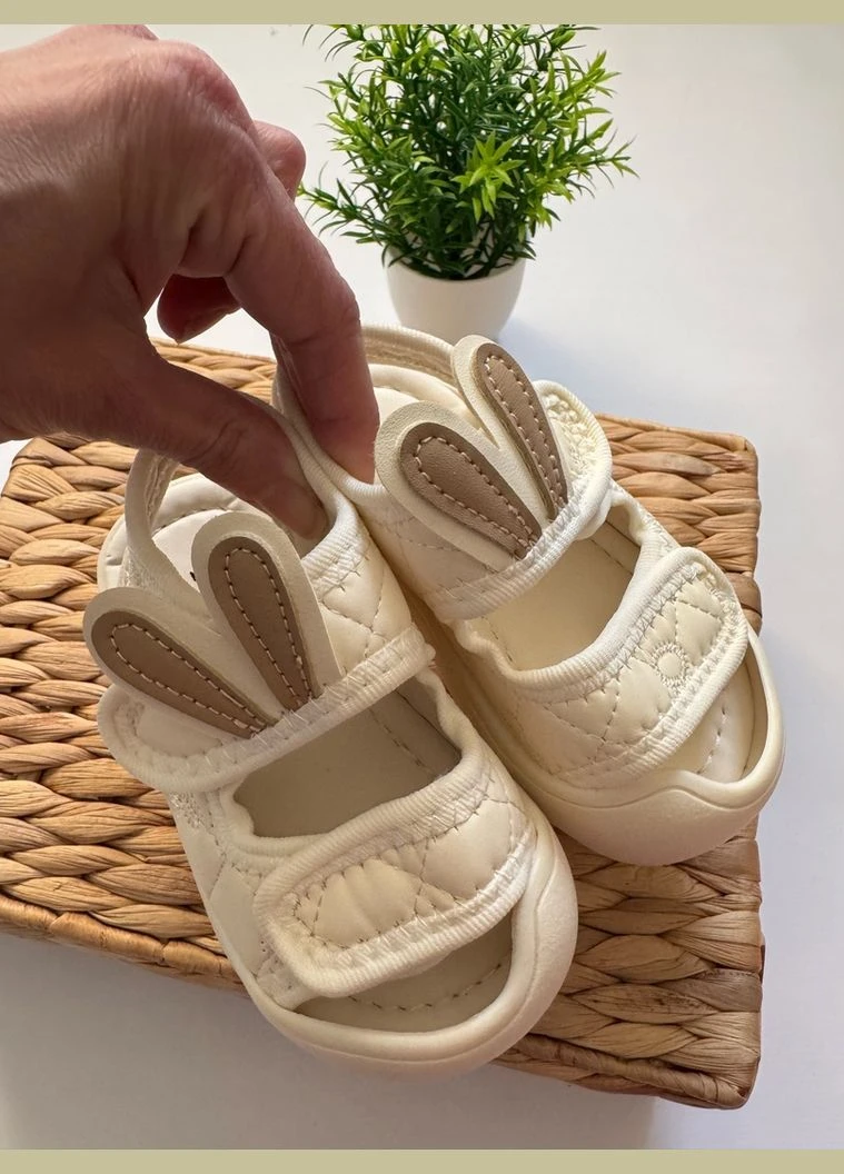 Дитячі босоніжки з еко-шкіри із вушками зайчика 10785 No Brand (329609378)