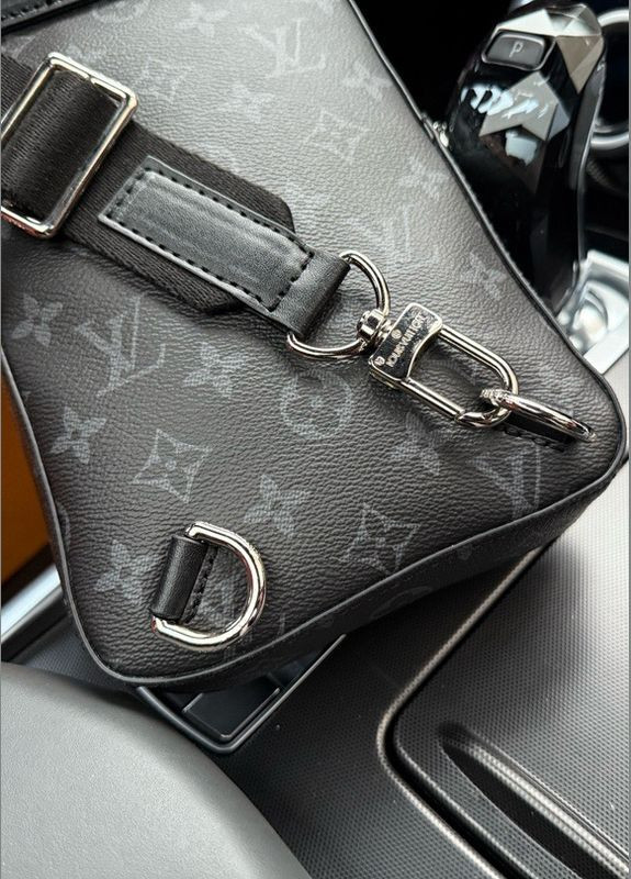 Чоловіча нагрудна сумка Louis Vuitton M47137 чорна No Brand (306722759)