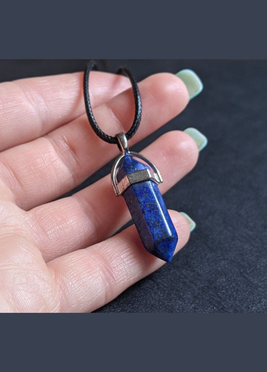 Кулон із натуральним каменем у вигляді кристала-шестигранника на шнурку в подарунковій коробочці Лазурит (326807758)