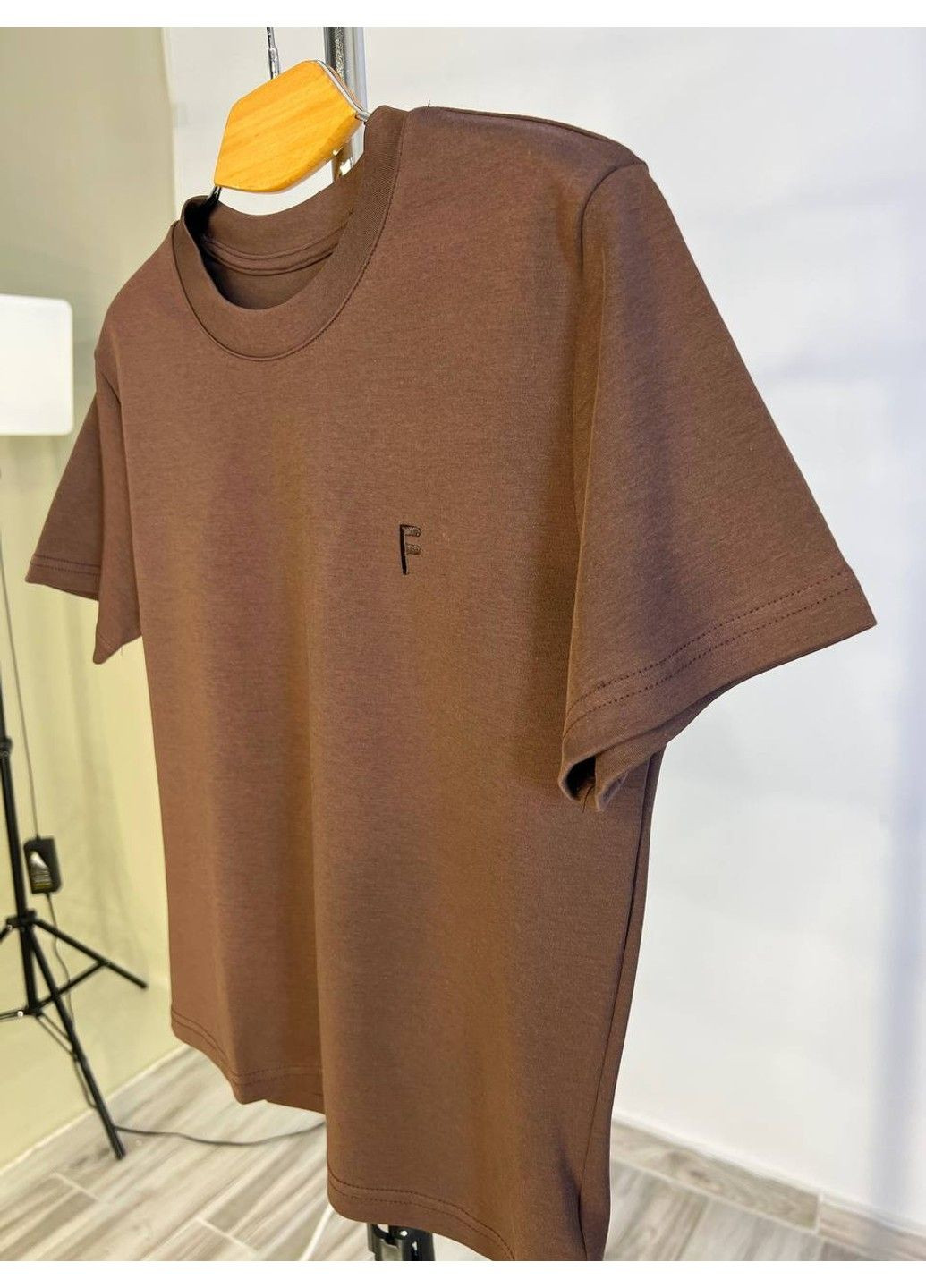 Футболка жіноча A-N 25197 вишивка літера F однотонна базова середня довжина one size No Brand - (321629861)