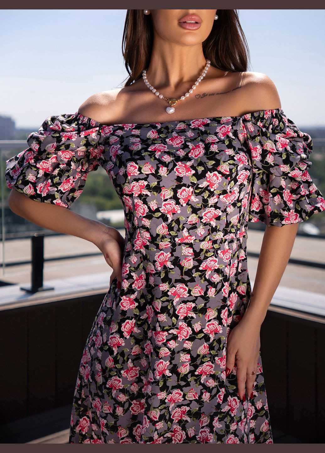 Черное повседневный платья с открытыми плечами ISSA PLUS с цветочным принтом