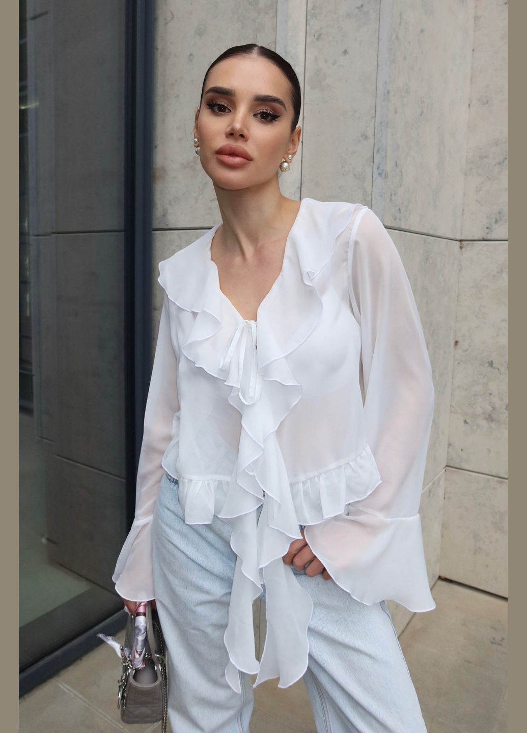 Молочная стильная блуза на запахе с воланами на запах Jadone Fashion