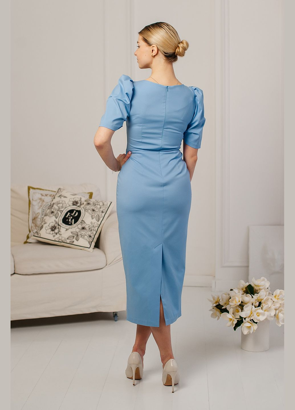 Блакитна святковий жіноча сукня “midnight orchid” міді з фігурною горловиною Lana Bryk однотонна