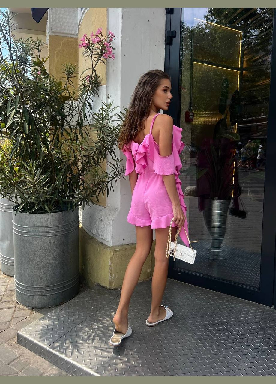Жіночий комбінезон-шорти на бретелях з рюшами MonCher комбінезон-шорти рожевий коктейльний креп