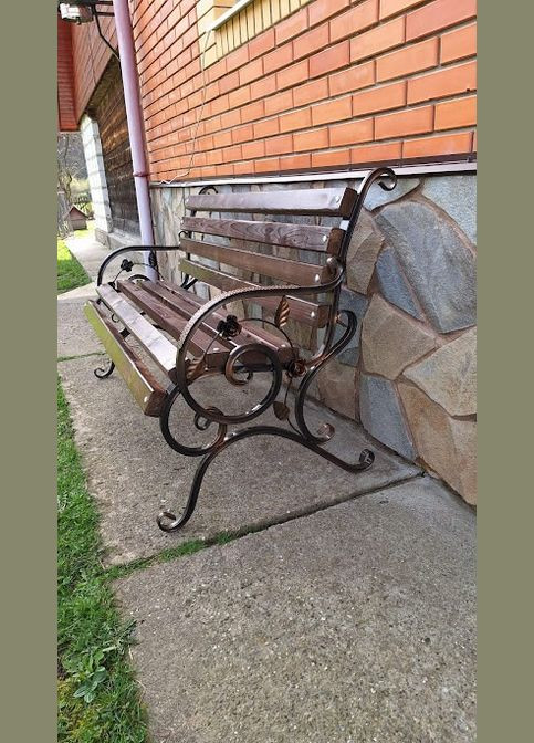 Лавка з кованими квітами зі спинкою та підлокітниками 130 см колір горіх No Brand (327321257)