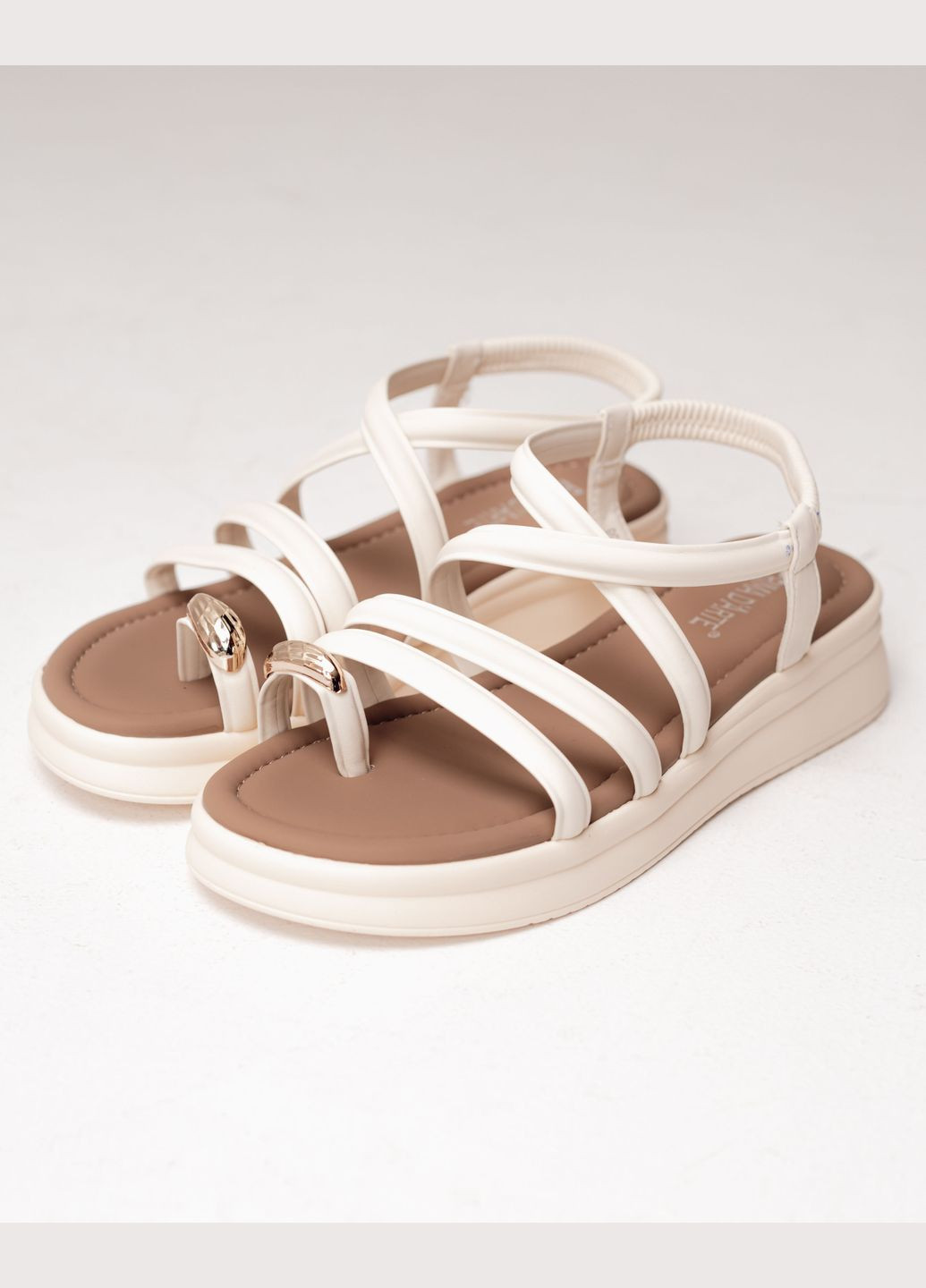 Бежевые босоножки через палец Prima d'Arte на резинке с камнями