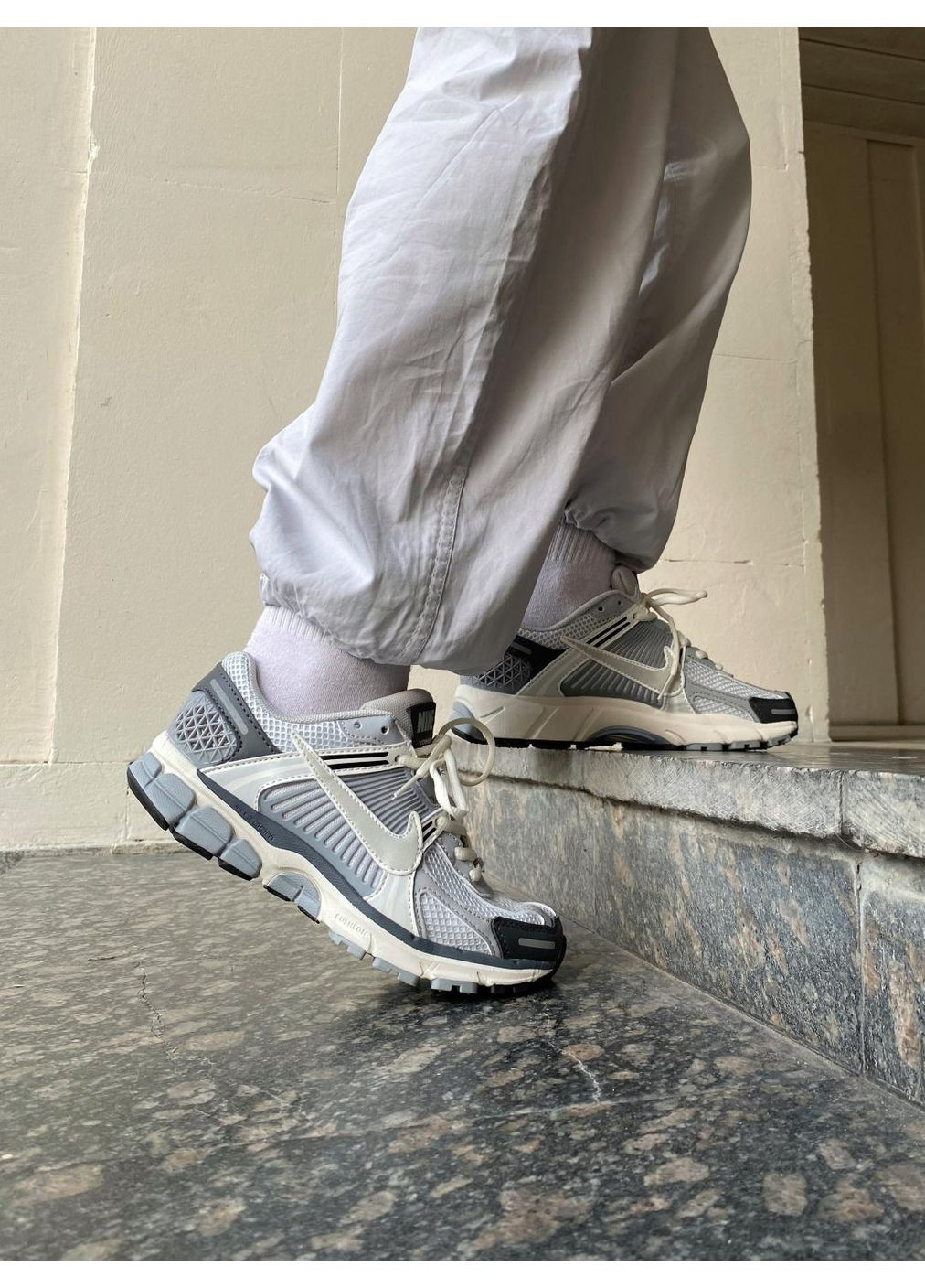 КРОССОВКИ ЖЕНСКИЕ NIKE ZOOM VOMERO 5 GREY WHITE НАЙК АИР ЗУМ ВОМЕРО 5 No Brand серые демисезоны (368868758)