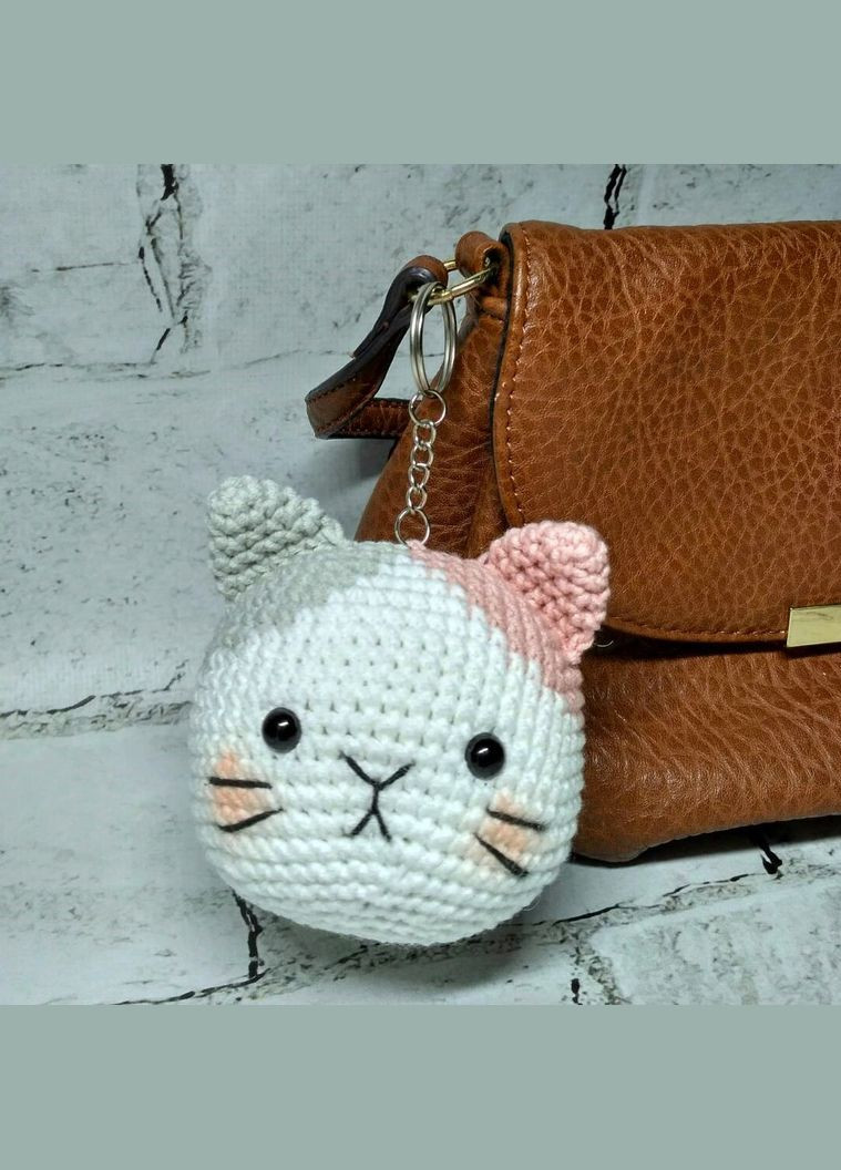 Брелок Котик іграшка в'язана ручної роботи Hand Made амігурумі 7х6 см No Brand (336212665)