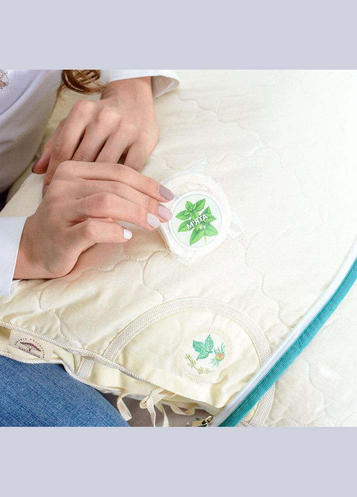 Подушка з гречаним лушпинням 40х60 см Aromavita ортопедична з гречкою гречка жорстка з травами IDEIA (342128656)