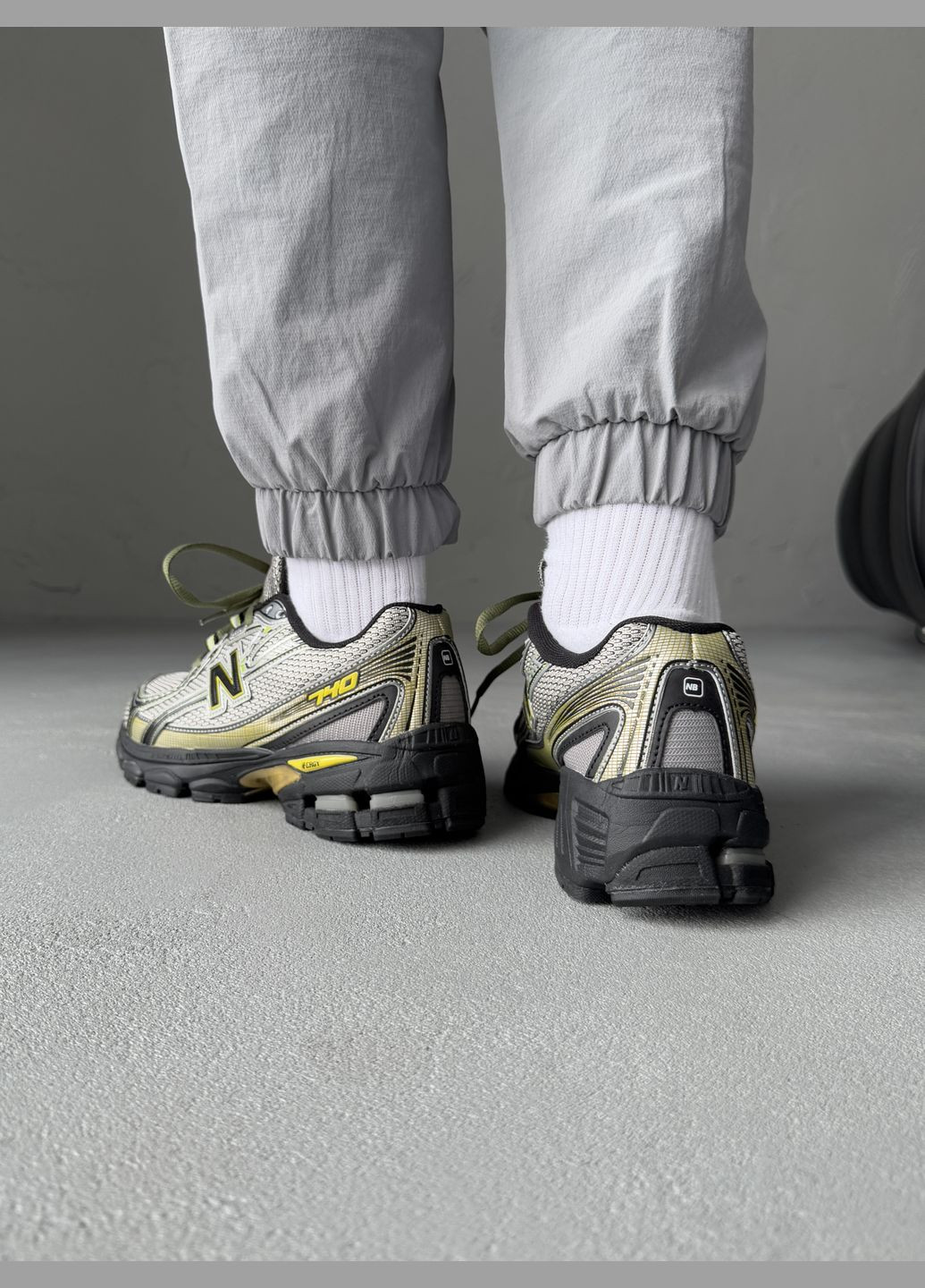 Серебряные демисезонные кроссовки мужские new balance 740 silver yellow black | нью беланс 740 серебряные No Brand