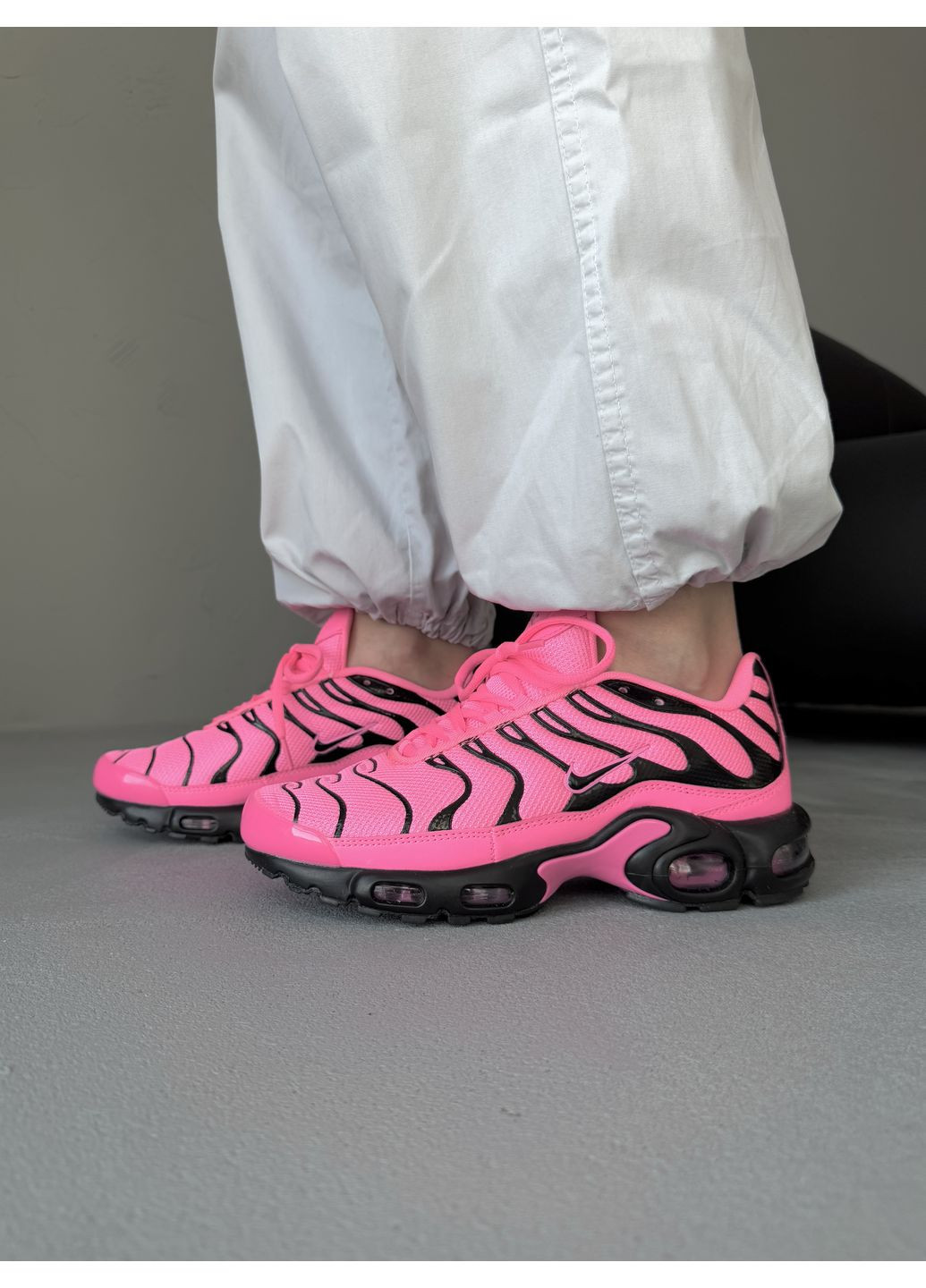 Розовые демисезонные кроссовки мужские nike air max tn neon pink / black найк аир макс тн плюс No Brand