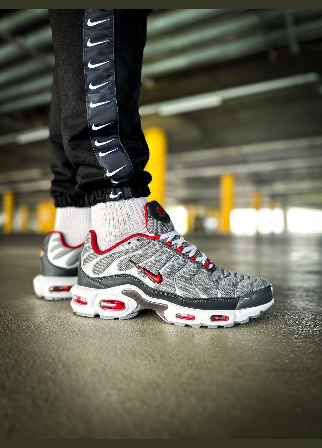 Серые всесезонные кроссовки мужские nike air max tn plus silver red gray | найк аир макс тн плюс серые красные No Brand