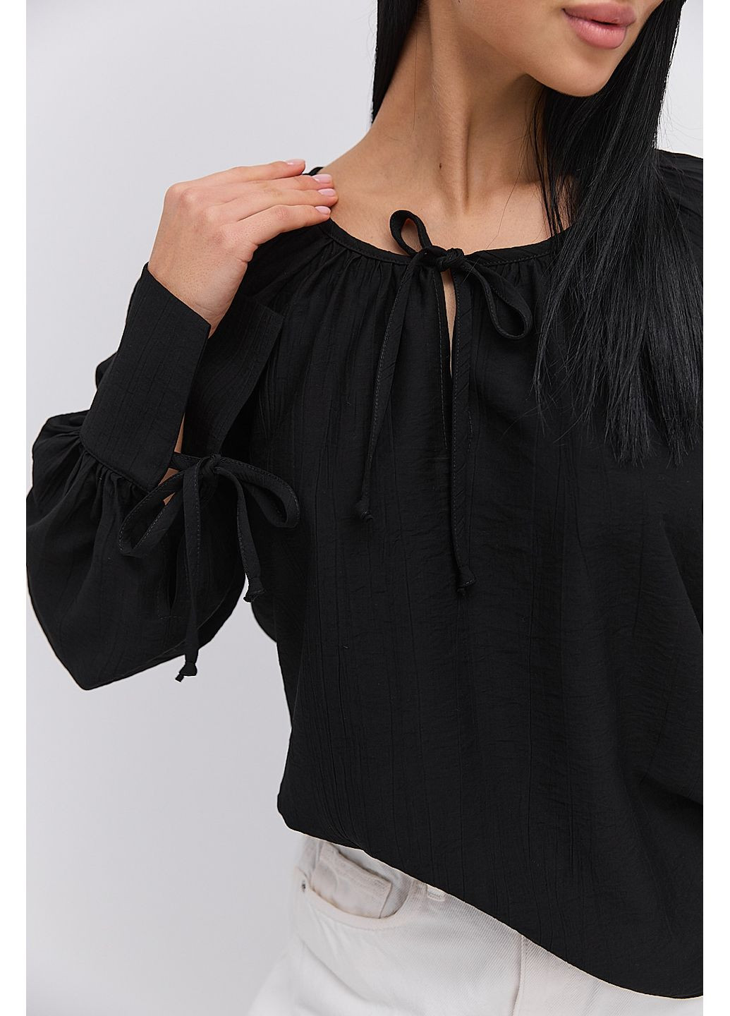 Чорна жіноча блуза з високими манжетами на зав`язках Arjen
