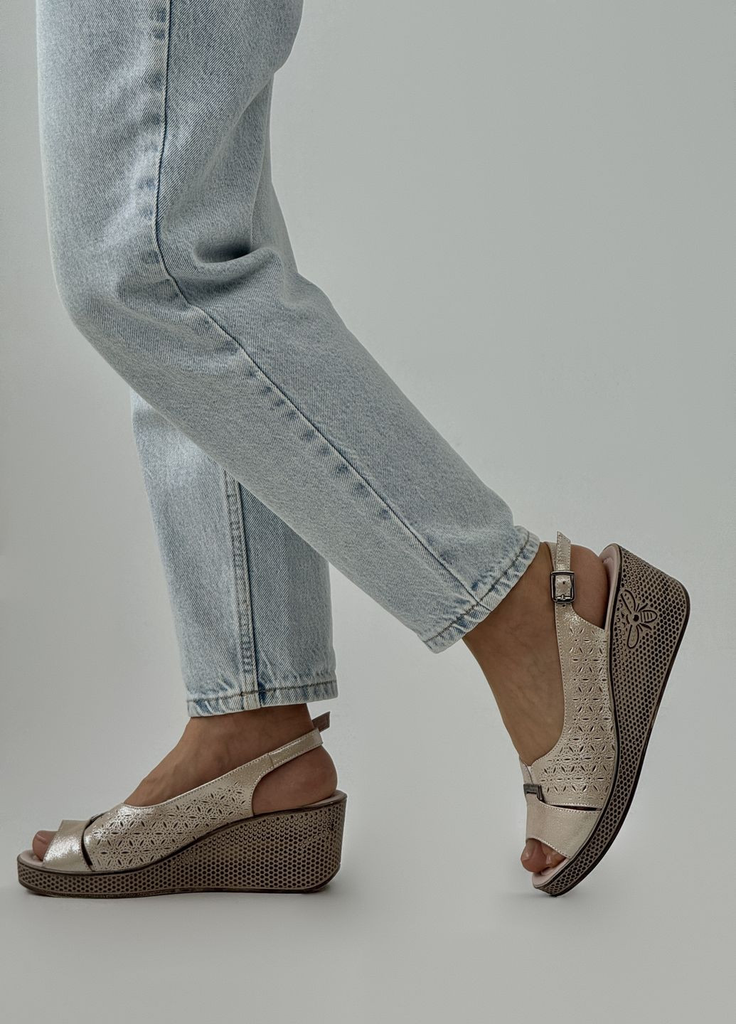 Бежевые босоножки женские кожаные на платформе Sherlock Soon