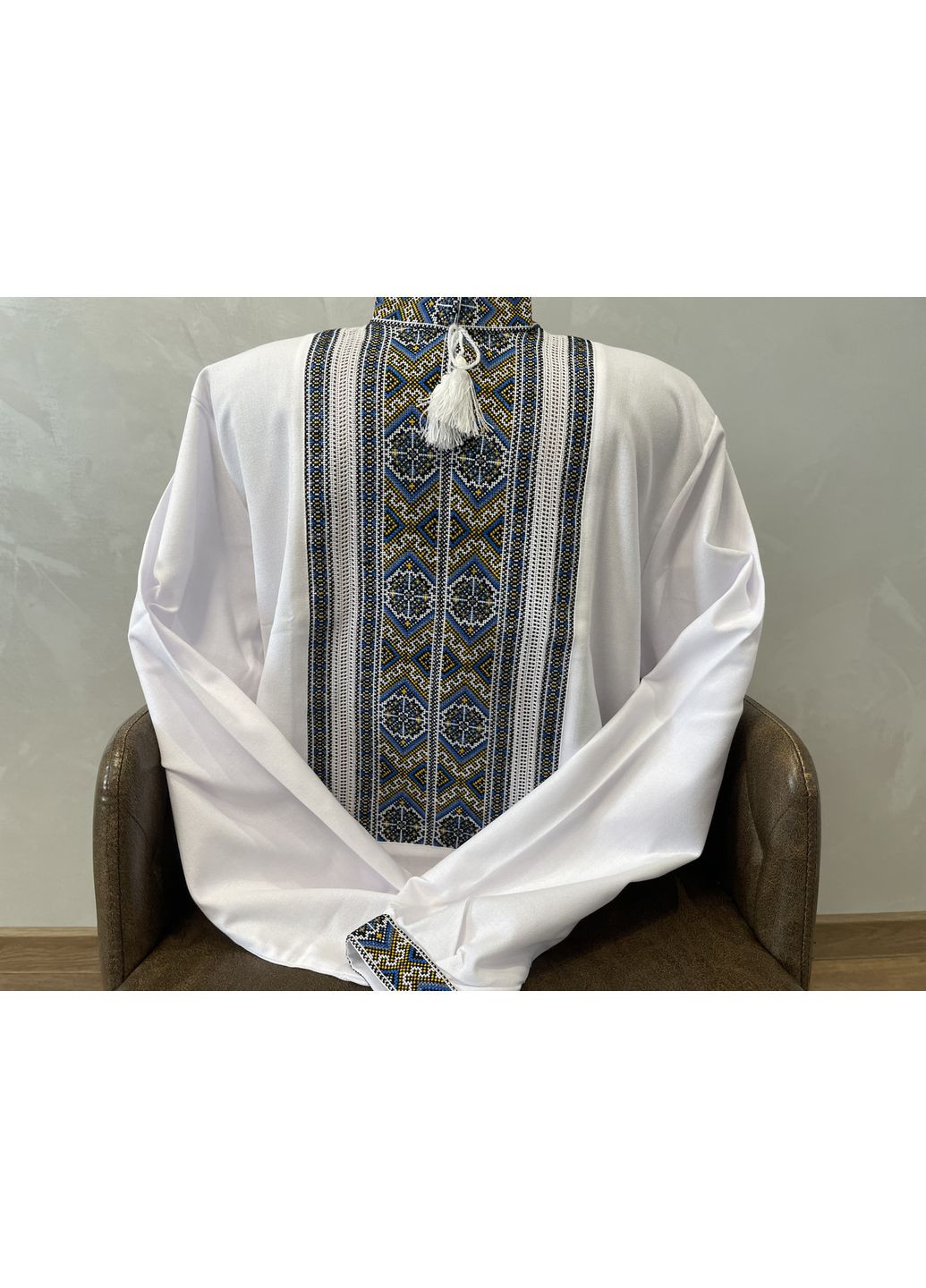 Біла стильна чоловіча вишиванка на білому полотні ручної роботи. ч-1889 m (371907757)