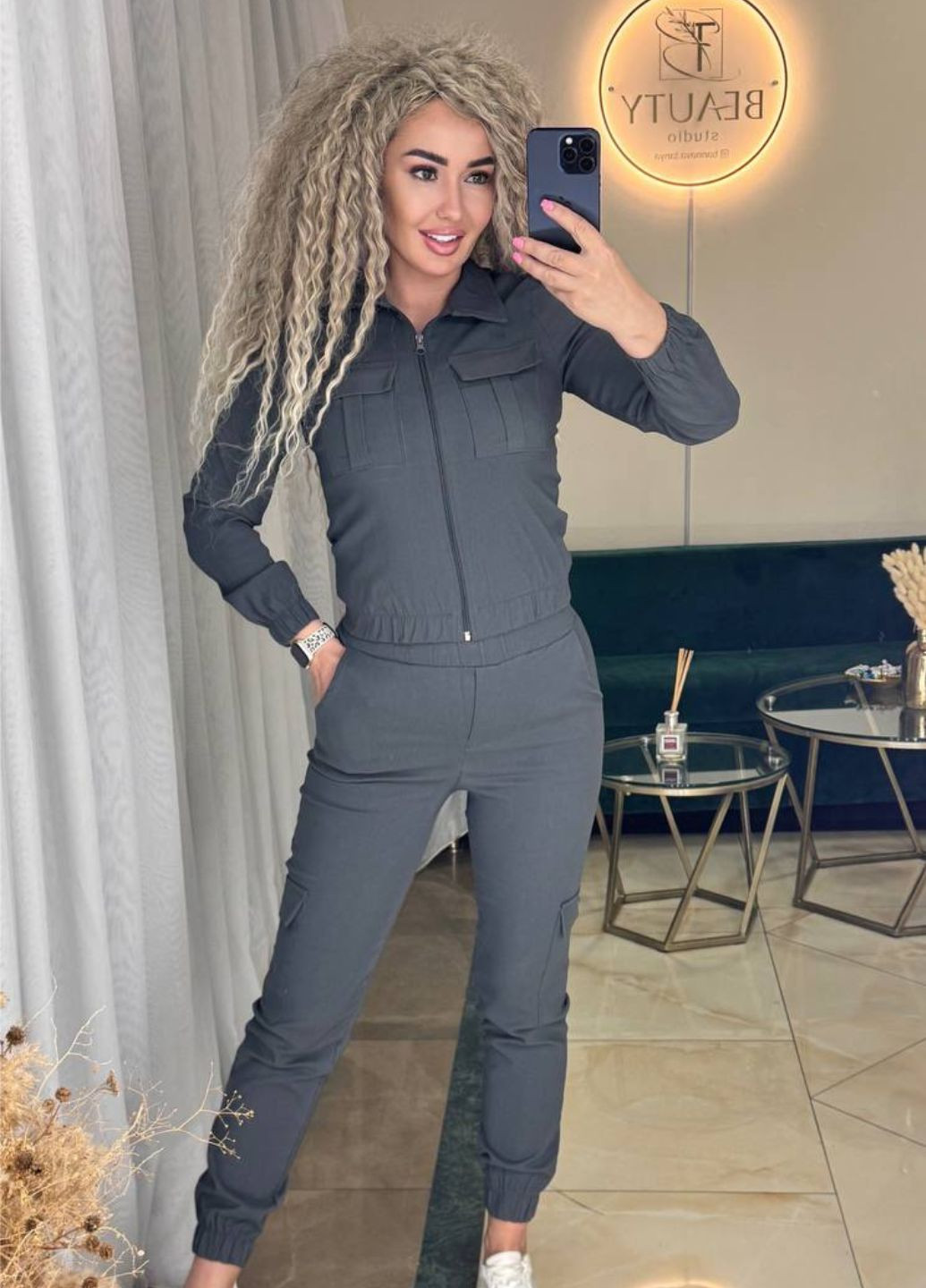 Женский костюм из джинс-бенгалина с манжетами, накладными карманами и воротником-стойкой Allthings (332199249)