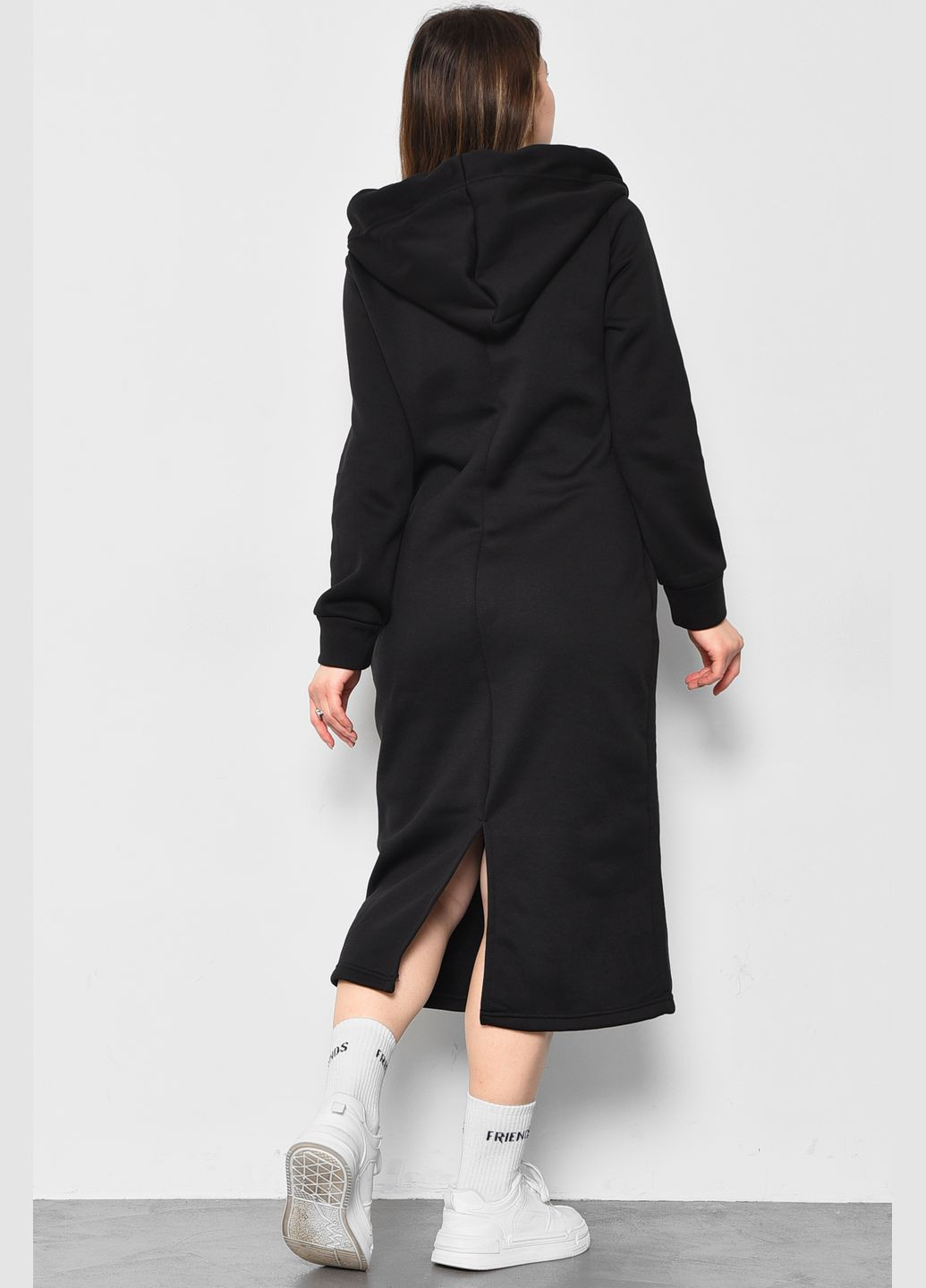 Черное кэжуал платье-худи женское полубатальное на флисе черного цвета оверсайз Let's Shop с цветочным принтом