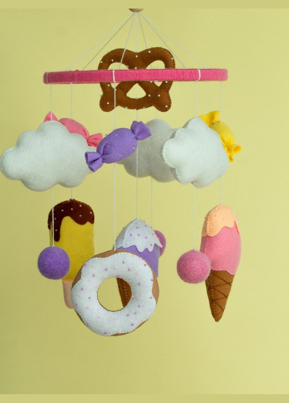 Дитячий мобіль на ліжечко для немовлят ручної роботи WooolyWool «Солодощі» No Brand (342757969)