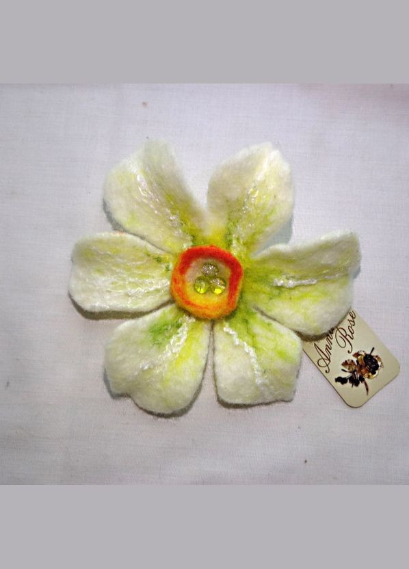 Войлочная брошь цветок ручной работы "Молочный Нарцисс" No Brand (349842295)