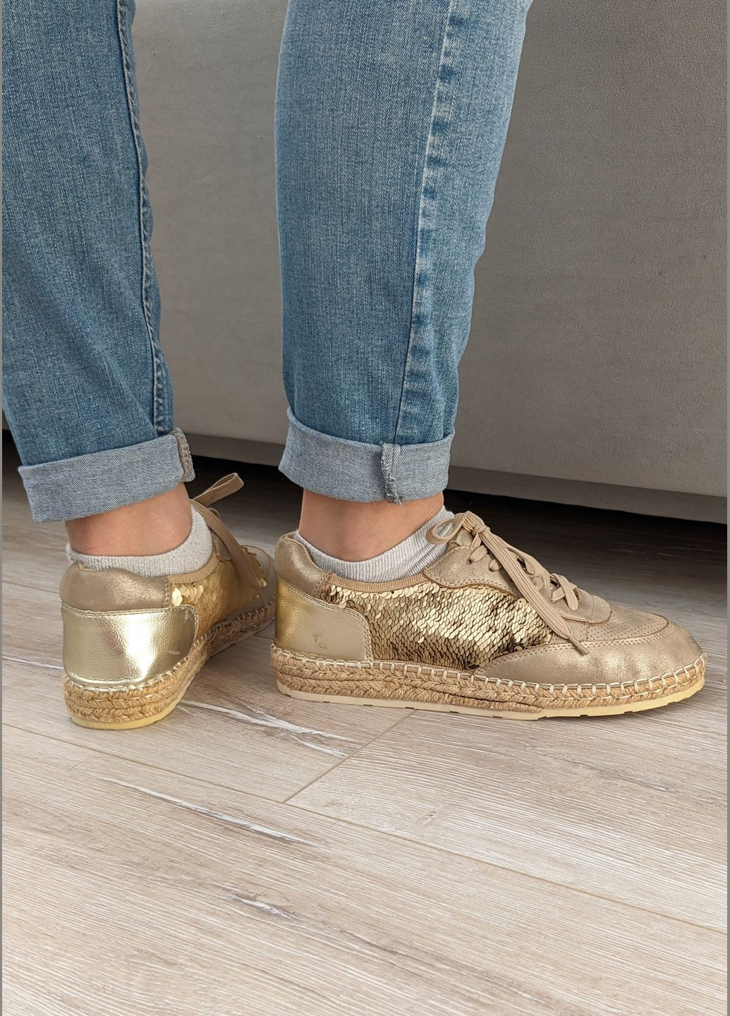 Золоті стильні жіночі кеди прикрашені мерехтливими вставками з пайєток InFashion Кеди
