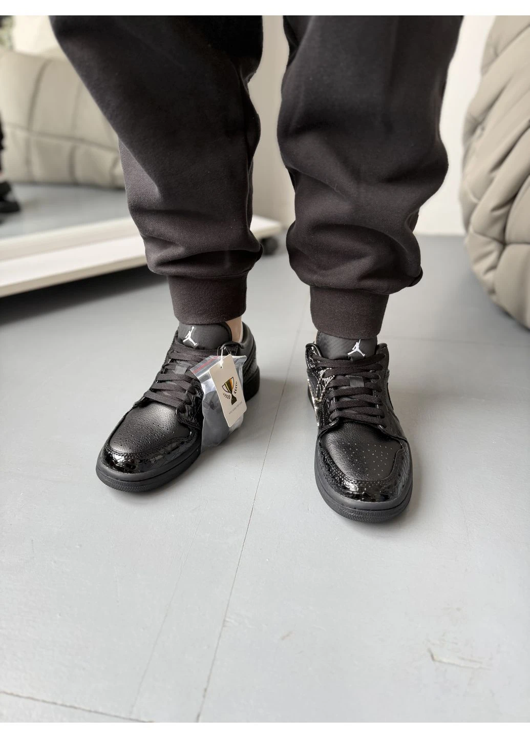 КРОСІВКИ ЖІНОЧІ NIKE 1 LOW PATENT ELEPHANT BLACK НАЙК АІР РЕТРО ЧОРНІ No Brand чорні демісезони (390651668)