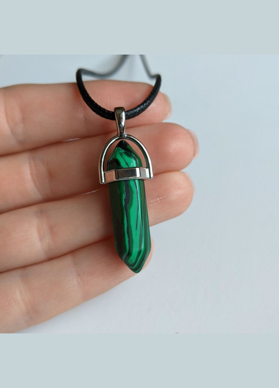 Підвіска з натуральним каменем Малахіт - кулон у вигляді кристала шестигранника на шнурку в подарунковій коробочці Atak (326807756)