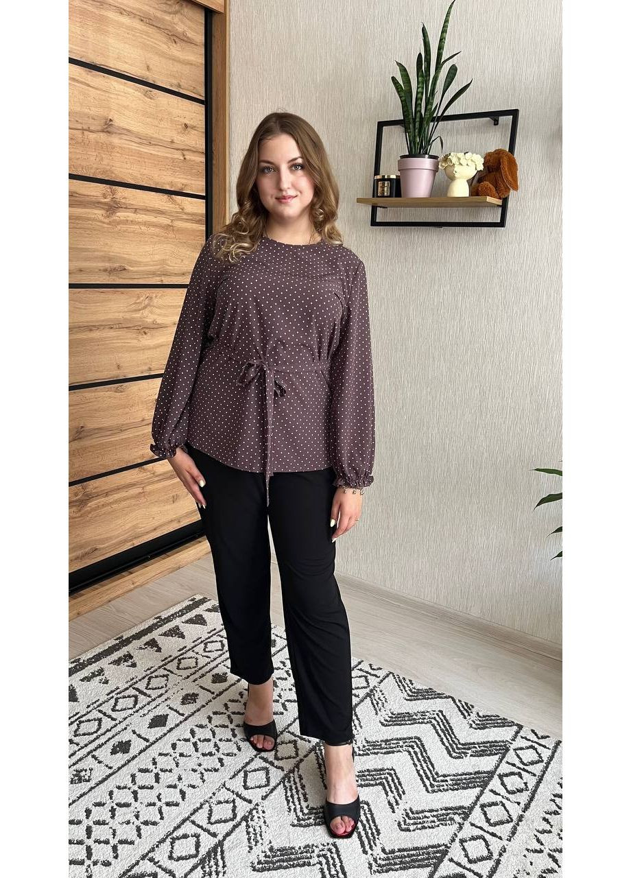 Коричнева жіноча блузка вільного крою з дрібним принтом у горошок MonCher