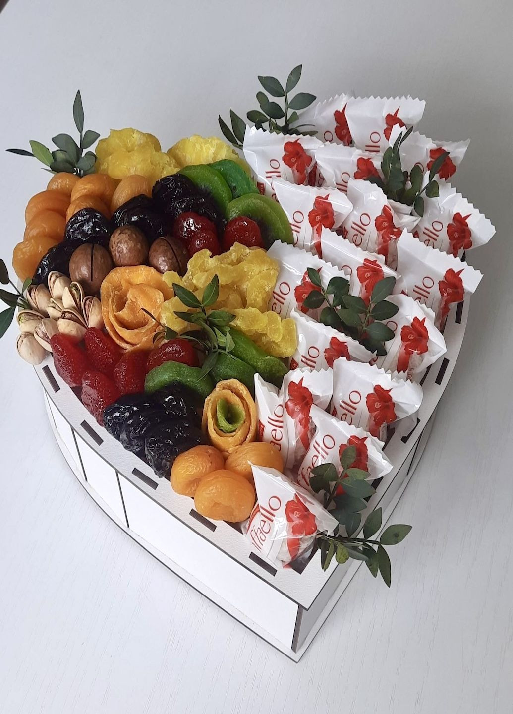 Подарунковий Kinder-бокс з цукерками Kinder Joy Shoko Bons Bueno та батончиками подарунок 33 на 25 см розмір L Ohmybuket (343051903)